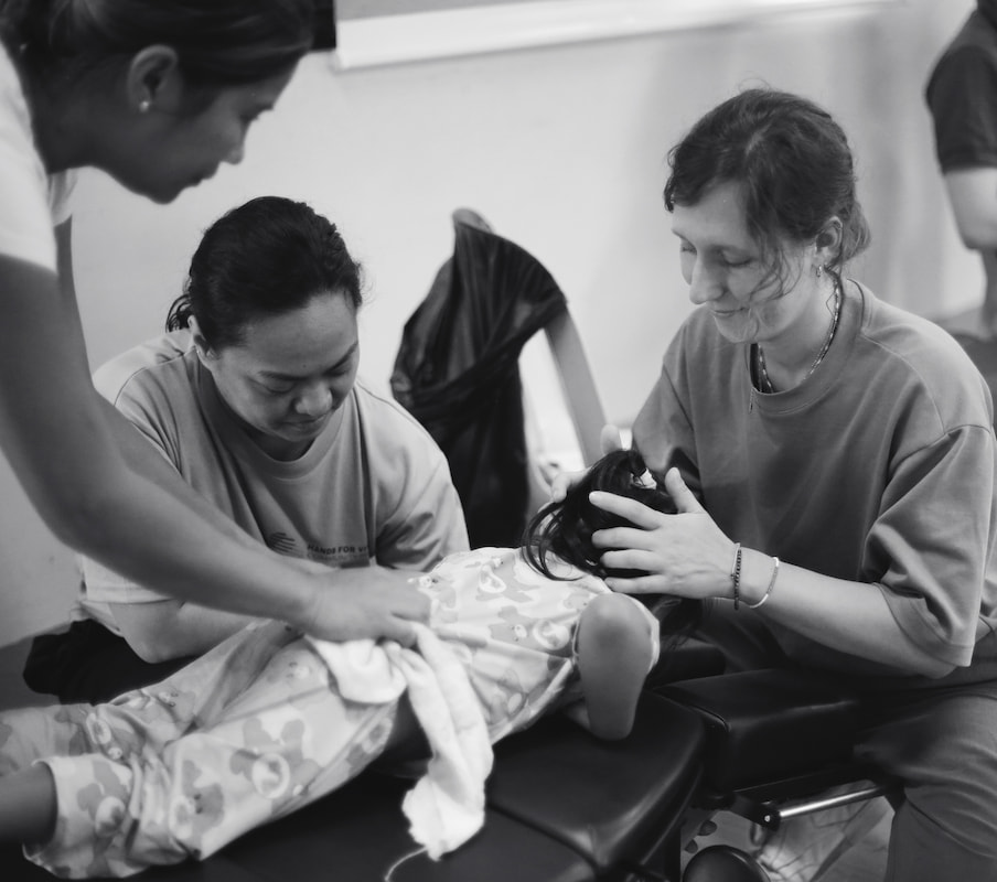 séance de chiropraxie sur une patiente avec une douleur cervicale